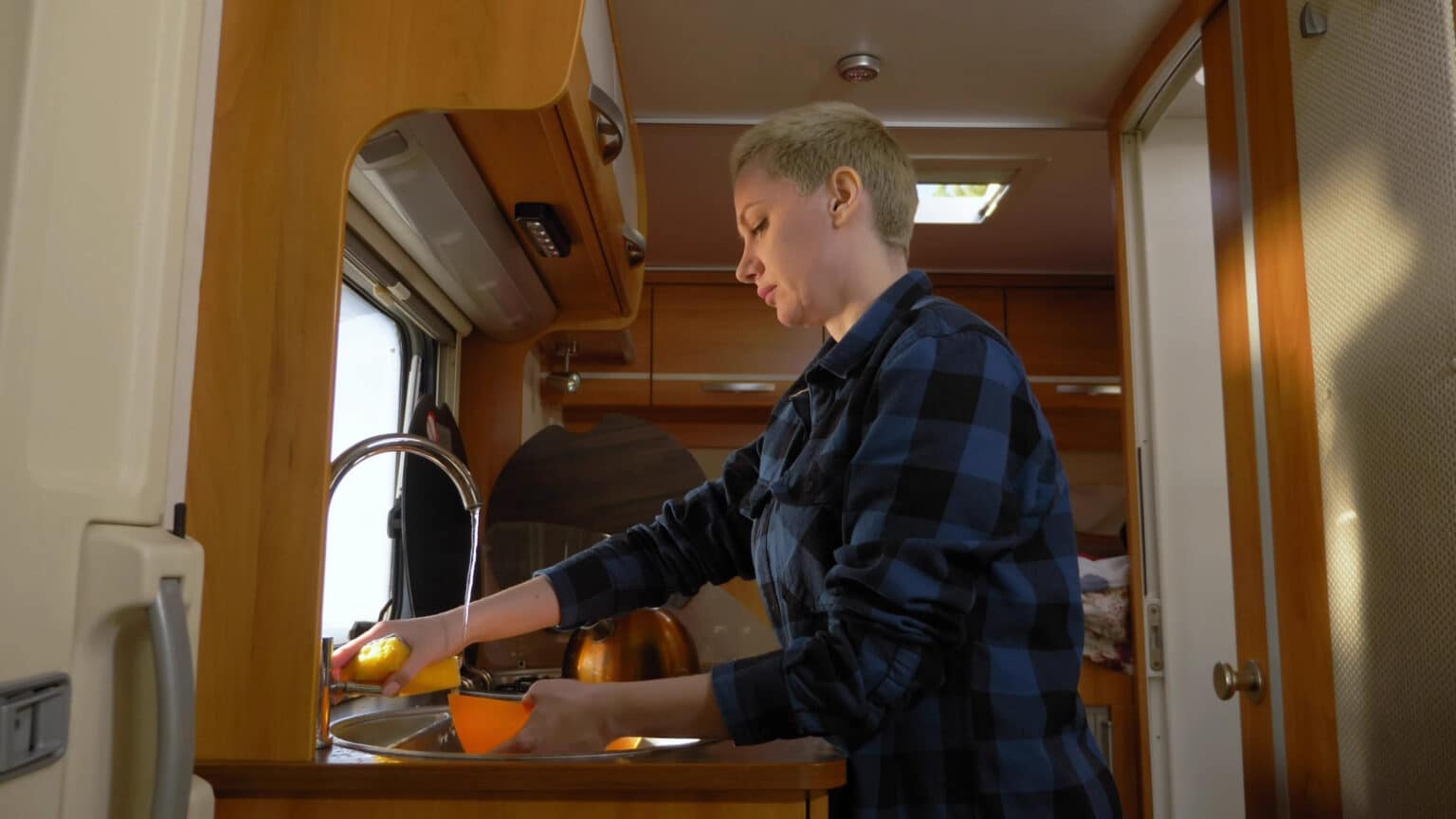 Washing-dishes-in-RV-Depositphotos-1536x864.jpg