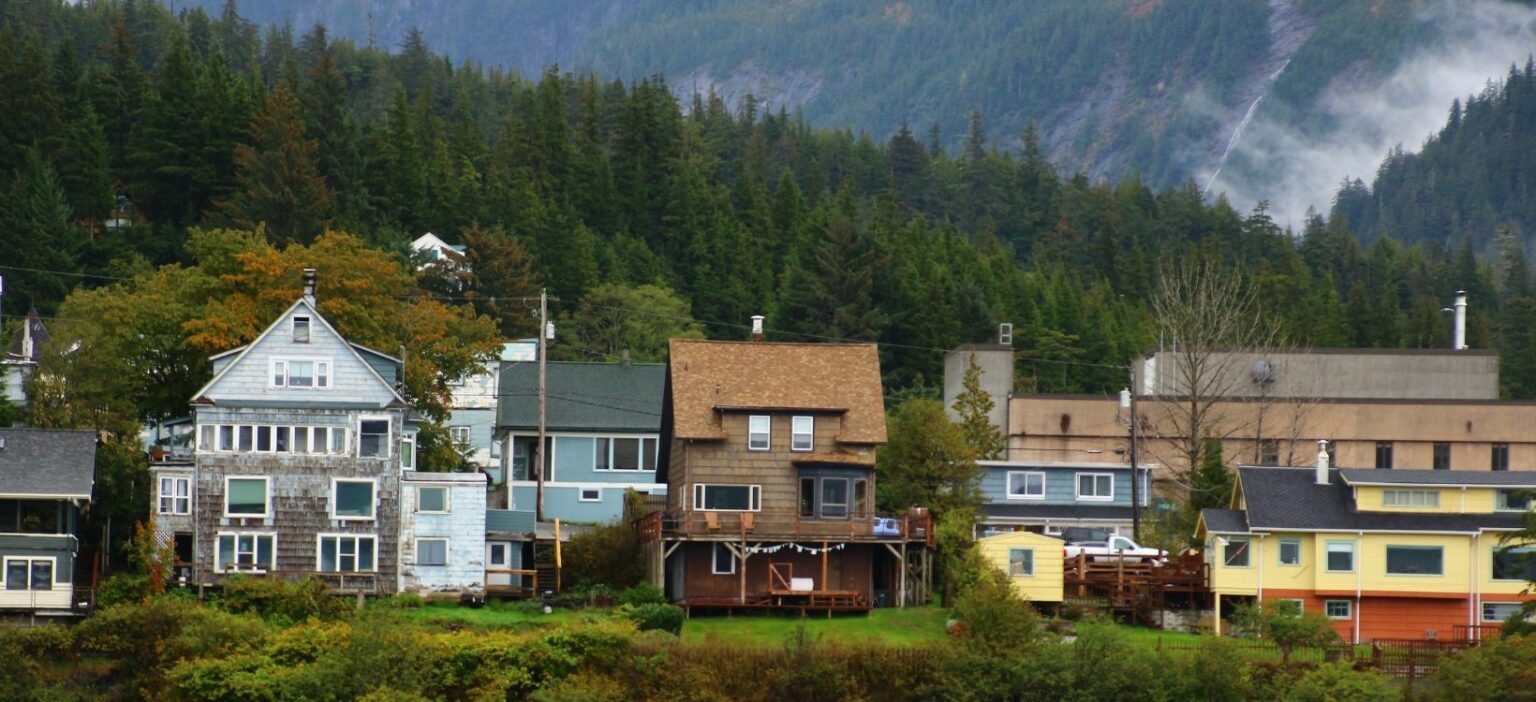 Houses-in-Alaska-1536x702 (1).jpg